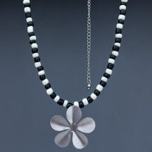 Load image into Gallery viewer, Necklace Choker Flower Beads
