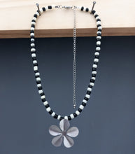 Load image into Gallery viewer, Necklace Choker Flower Beads

