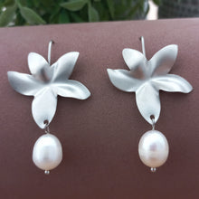 Load image into Gallery viewer, Earrings Flower Pearl
