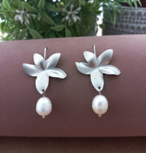 Load image into Gallery viewer, Earrings Flower Pearl

