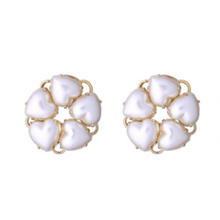 Load image into Gallery viewer, Earrings Pearl Botton Heart Golden
