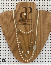 Load image into Gallery viewer, Necklace Pearl Fish Natural
