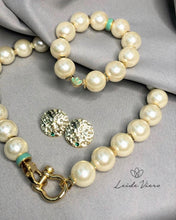 Load image into Gallery viewer, Bracelet Pearl and Golden
